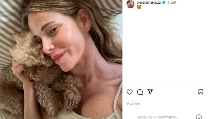 Alessia Marcuzzi si sveglia così la foto senza filtri né trucco ha conquistato i fan