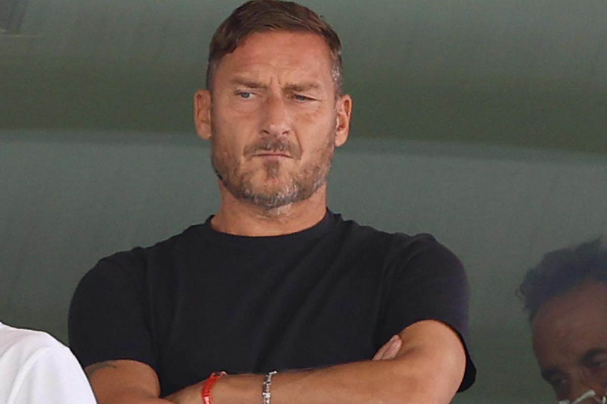 Francesco Totti taglia Ilary Blasi e divide i social